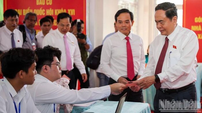 Chủ tịch Quốc hội Trần Thanh Mẫn thực hiện xong bầu cử tại khu vực bỏ phiếu số 14, xã Hóc Môn. (Ảnh: THẾ ANH)
