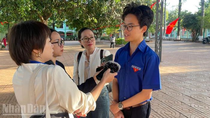 Cử tri Đinh Tuấn Đạt, 19 tuổi ở Tổ dân phố 6 Tân Thành, phường Buôn Ma Thuột sau khi bỏ phiếu trả lời các phóng viên báo chí.