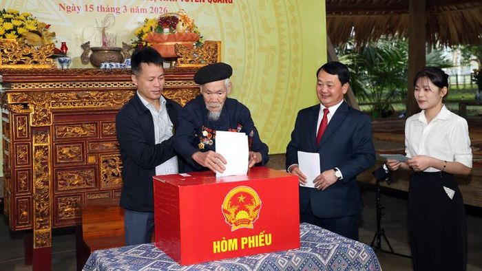 Ông Hoàng Ngọc, cử tri xã Tân Trào thực hiện bỏ phiếu bầu tại Đình Tân Trào.