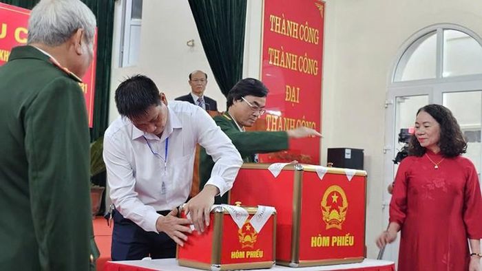 Các thành viên Tổ bầu cử kiểm tra, niêm phong hòm phiếu trước chứng kiến của đông đảo cử tri.