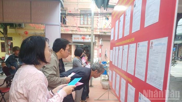 Cử tri phường Thục Phán, tỉnh Cao Bằng nghiên cứu kỹ lý lịch và quá trình công tác của người ứng cử đại biểu Quốc hội, đại biểu Hội đồng nhân dân.