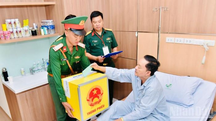Tại Bệnh viện Quân y 175 thùng phiếu đã được đưa tới tận giường bệnh để các cử tri đang điều trị tại bệnh viện bỏ phiếu.
