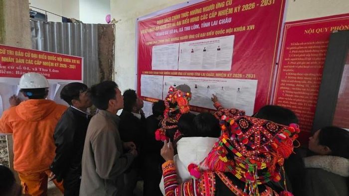Cử tri xã biên giới Thu Lũm tìm hiểu tiểu sử tóm tắt của người ứng cử trước khi thực hiện quyền bỏ phiếu.