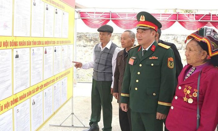 Các cử tri xem danh sách các ứng cử viên trước khi tham gia bầu cử.
