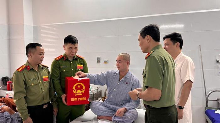 Bệnh nhân nằm điều trị tại Bệnh viện 19-8 thực hiện quyền và nghĩa vụ công dân trong đợt bầu cử lần này.