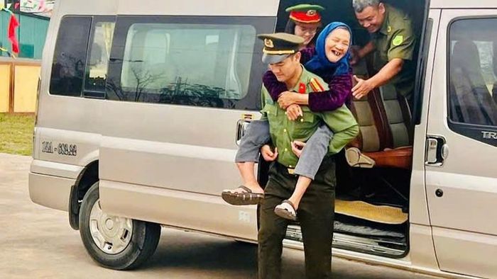 Lực lượng Công an phường Bình Khê đã hỗ trợ cử tri cao tuổi đến điểm bỏ phiếu.