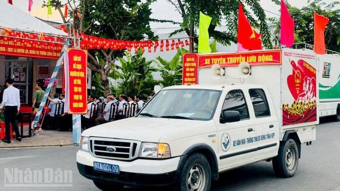 Tuyên truyền ngày bầu cử.