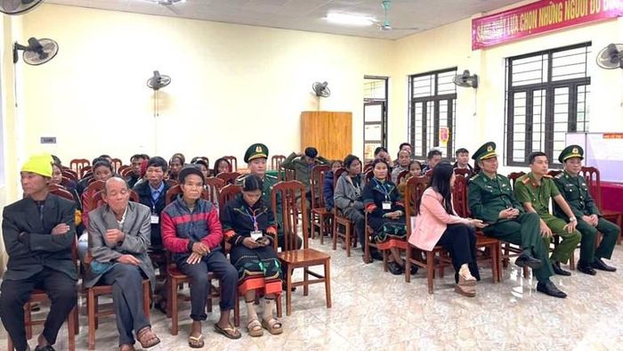Cử tri nghe phổ biến quy trình bầu cử và nội quy khu vực bỏ phiếu.