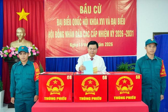 Ủy viên Trung ương Đảng, Bí thư Tỉnh ủy An Giang Nguyễn Tiến Hải dự lễ khai mạc và thực hiện quyền bầu cử từ rất sớm tại tổ bầu cử số 68, ở phường Rạch Giá. (Ảnh: TÂY HỒ)