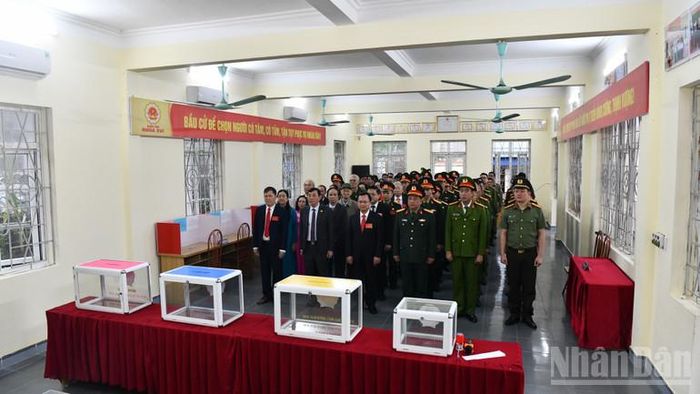 Quân và dân tại Đặc khu Vân Đồn chào cờ trước giờ bầu cử