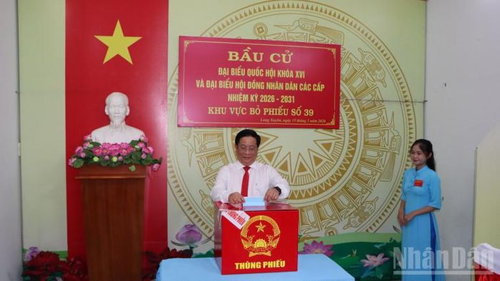 Đồng chí Hồ Văn Mừng bỏ những lá phiếu đầu tiên vào thùng phiếu.
