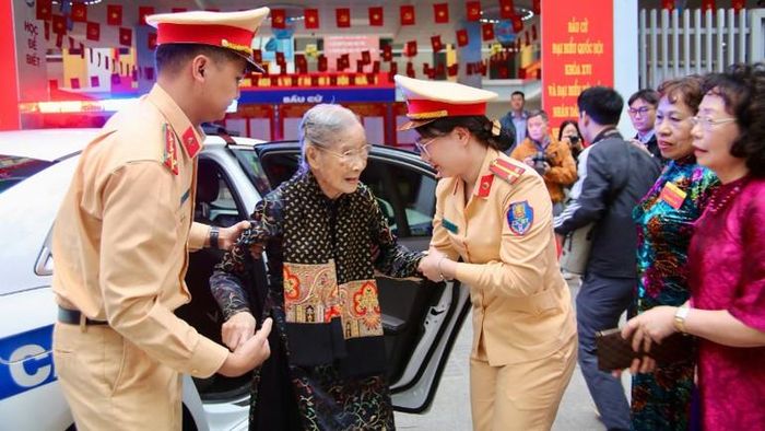 Tổ Tuần tra kiểm soát giao thông trên tuyến hỗ trợ cử tri Đoàn Thị Thuận đi bỏ phiếu.
