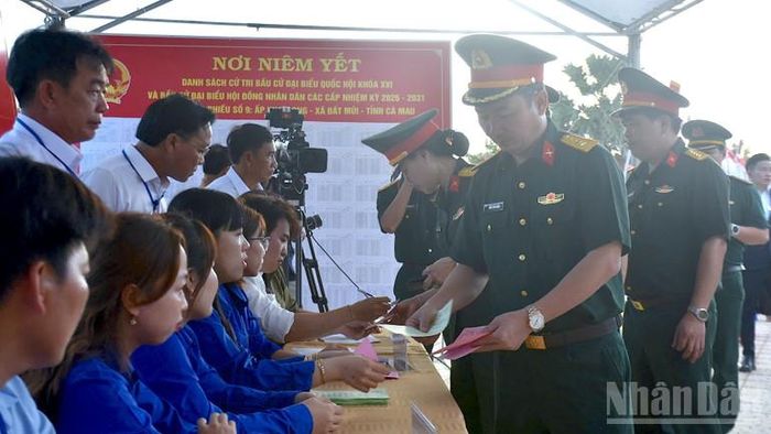 Các cử tri là quân nhân trên công trường thi công cao tốc Cà Mau-Đất Mũi tại ấp Khai Long nhận phiếu tham gia bầu cử.