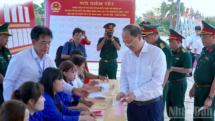 Ủy viên Trung ương Đảng, Bí thư Tỉnh ủy Cà Mau Nguyễn Hồ Hải (áo trắng, cầm phiếu) tiếp nhận phiếu bầu tại điểm bỏ số 9, ấp Khai Long, xã Đất Mũi, tỉnh Cà Mau.