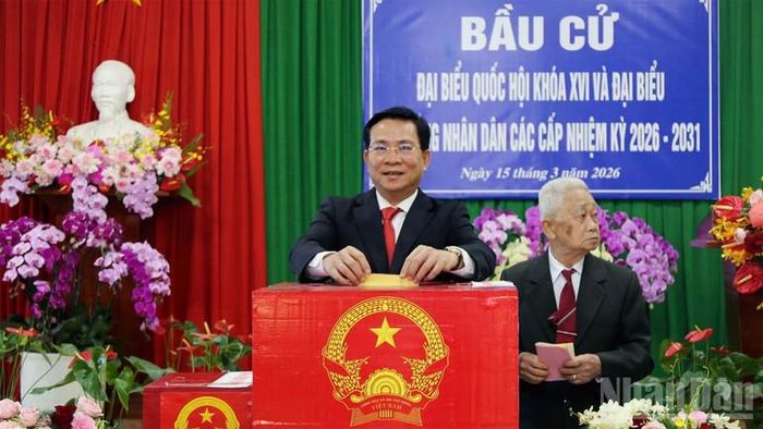 Ủy viên Trung ương Đảng, Phó Bí thư Tỉnh ủy, Chủ tịch Ủy ban nhân dân tỉnh Lâm Đồng Hồ Văn Mười bỏ phiếu tại khu vực bỏ phiếu số 19, thôn Nghĩa Thị, xã Đơn Dương.