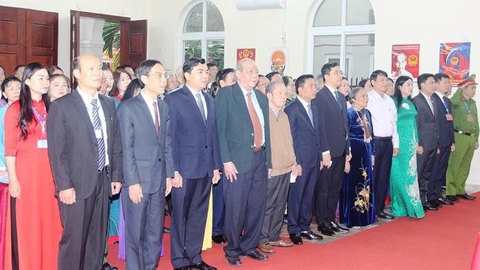 Cử tri Thanh Hóa thực hiện nghi lễ chào cờ, khai mạc cuộc bầu cử.