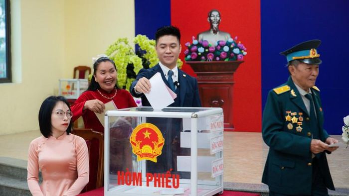 Kiều bào Nguyễn Duy Anh tham gia bỏ phiếu sáng 15/3 tại điểm bầu cử số 23, xã Thư Lâm, thành phố Hà Nội.