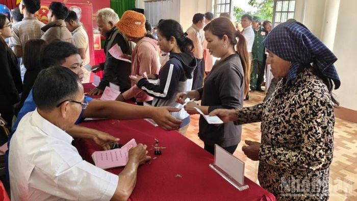 Cử tri là đồng bào dân tộc thiểu số xã biên giới Bù Gia Mập hăng hái tham gia bầu cử.