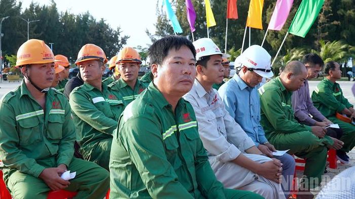 Đội ngũ kỹ sư, công nhân trên công trường thi công tuyến cao tốc Cà Mau-Đất Mũi tranh thủ đến sớm để tham gia bỏ phiếu tại điểm bỏ số 9, ấp Khai Long, xã Đất Mũi, tỉnh Cà Mau.