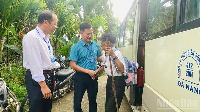 Xã Trà Đốc hợp đồng xe buýt đưa đón cử tri tại 10 nóc đến các điểm bầu cử.