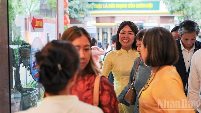 Cử tri phường Hải Châu hăng hái đi bầu cử.