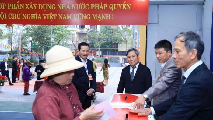 Chủ tịch Ủy ban nhân dân thành phố Hà Nội Vũ Đại Thắng kiểm tra công tác bầu cử tại phường Giảng Võ.