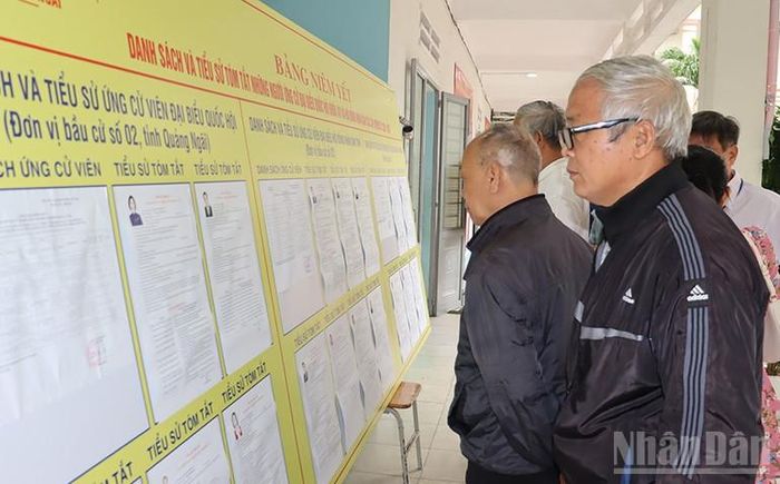Cử tri phường Nghĩa Lộ tìm hiểu lần nữa danh sách và tiểu sử những người ứng cử trước khi thực hiện quyền và nghĩa vụ công dân.