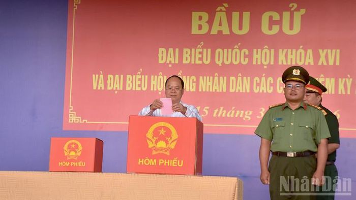 Ủy viên Trung ương Đảng, Bí thư Tỉnh ủy Cà Mau Nguyễn Hồ Hải bỏ lá phiếu đầu tiên tại khu vực bỏ phiếu số 9, ấp Khai Long, xã Đất Mũi, tỉnh Cà Mau.