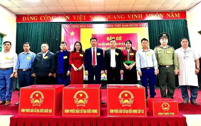 Cán bộ, nhân dân xã Tìa Dình dự khai mạc bầu cử từ sớm ngày 15/3.