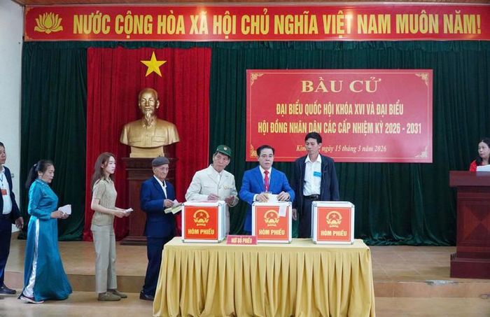Đồng chí Võ Trọng Hải, Chủ tịch Ủy ban nhân dân tỉnh Nghệ An bỏ phiếu tại Khu vực bỏ phiếu số 8, xóm Sen 2, xã Kim Liên.