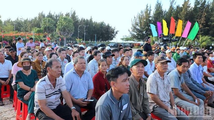 Đông đảo cử tri có mặt từ sớm tại điểm bỏ số 9, ấp Khai Long, xã Đất Mũi, tỉnh Cà Mau.