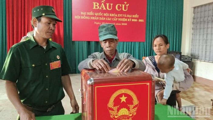 Cử tri là đồng bào dân tộc thiểu số xã biên giới Bù Gia Mập tham gia bỏ phiếu bầu cử.