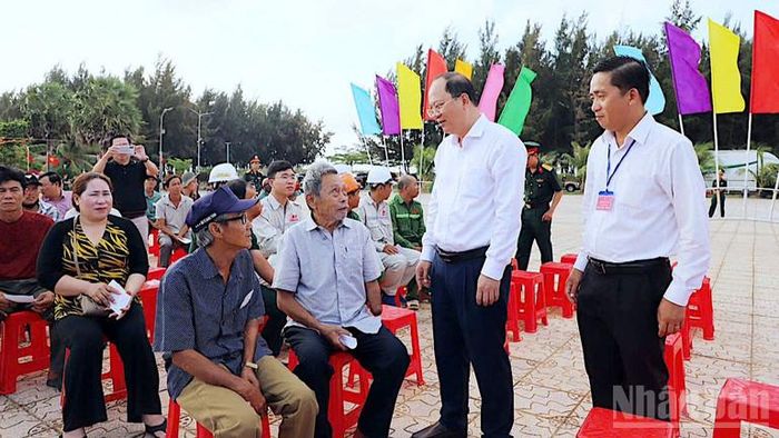 Ủy viên Trung ương Đảng, Bí thư Tỉnh ủy Cà Mau Nguyễn Hồ Hải (thứ 2, bìa phải) thăm hỏi cử tri tham gia bỏ phiếu tại khu vực Khai Long, xã Đất Mũi, tỉnh Cà Mau.