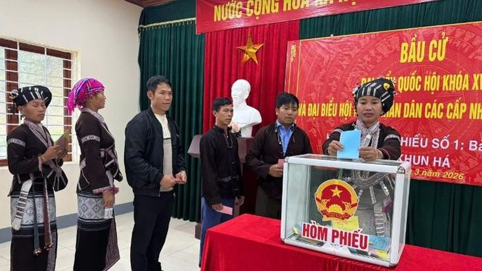 Cử tri xã Khun Há thực hiện quyền và nghĩa vụ công dân trong ngày hội lớn.
