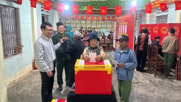 Đồng bào vùng cao A Lưới, thành phố Huế bỏ phiếu bầu