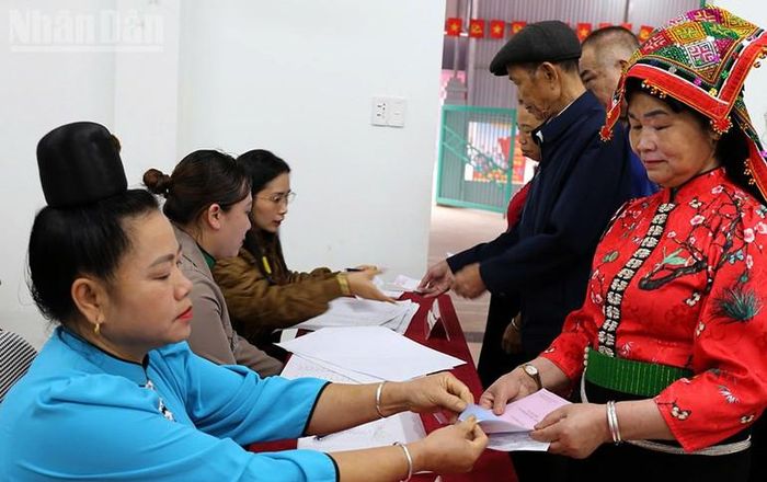 Hơn 14.000 cử tri phường Chiềng Cơi đã nô nức đi thực hiện quyền làm chủ của mình tại 30 điểm bỏ phiếu.