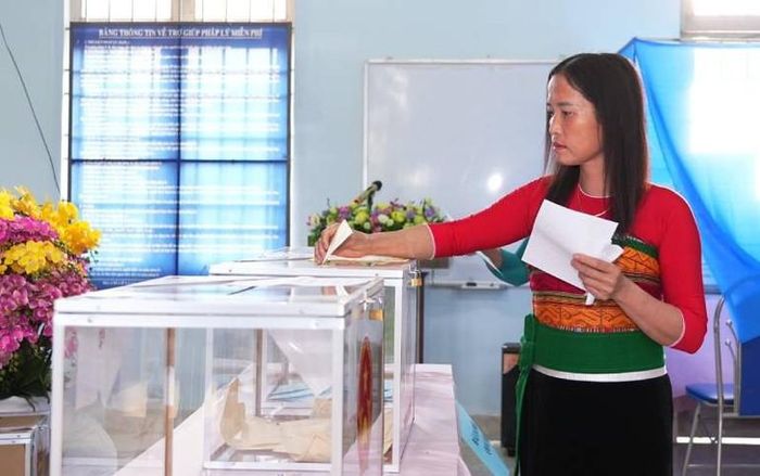 Cử tri là người đồng bào dân tộc ấp Phước Trung, xã Long Chữ thực hiện quyền bầu cử.