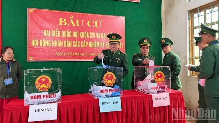 Cán bộ, chiến sĩ Đồn Biên phòng Đức Long, Ban Chỉ huy Bộ đội Biên phòng tỉnh Cao Bằng thực hiện quyền công dân.