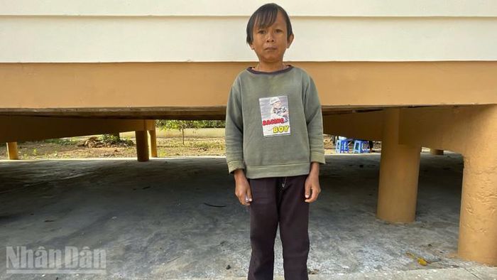 Cử tri Y Sim Byah bị khuyết tật ở buôn Tuôr, năm nay đã 42 tuổi nhưng chỉ cao khoảng 1m.