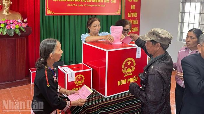 Cử tri khu vực bầu cử số 25 ở buôn Tuôr, xã Hòa Phú bầu cử.