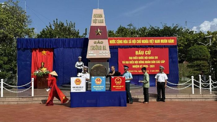 Cử tri đảo Trường Sa tiến hành bỏ phiếu. (Ảnh: CTV)