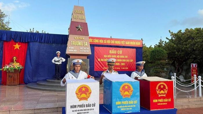 Kiểm tra hòm phiếu. (Ảnh: CTV)