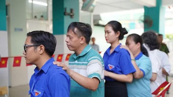 Phường Bình Thạnh đã bố trí đội ngũ tình nguyện viên hỗ trợ các cử tri khiếm thính trong quá trình thực hiện bầu cử được thuận lợi.