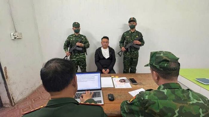  Lực lượng chức năng lấy lời khai của SHI JIAXING (Thạch Gia Hưng). 