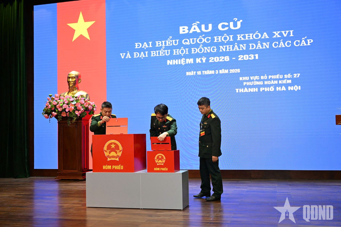 Tổ bầu cử tiến hành kiểm tra hòm phiếu trước sự chứng kiến của các cử tri.