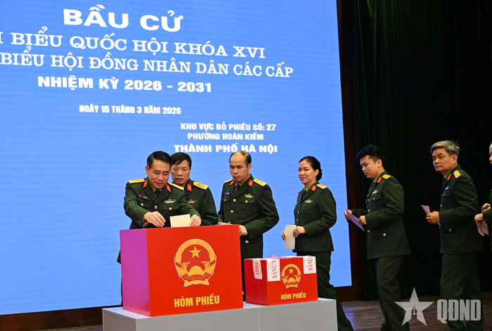 Các cử tri phấn khởi tham gia bỏ phiếu bầu cử đại biểu Quốc hội khóa XVI và đại biểu HĐND các cấp nhiệm kỳ 2026-2031.