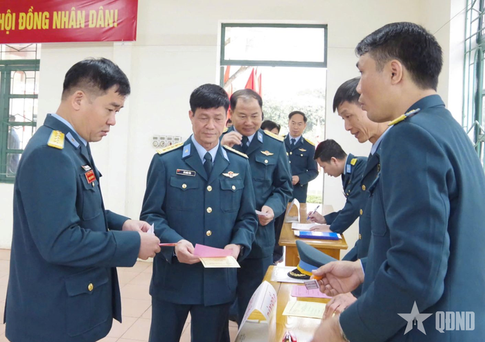 Đại tá Hoàng Phúc Dưỡng, Sư đoàn trưởng và Đại tá Vũ Xuân Yên, Chính ủy Sư đoàn 365 thực hiện bỏ phiếu.