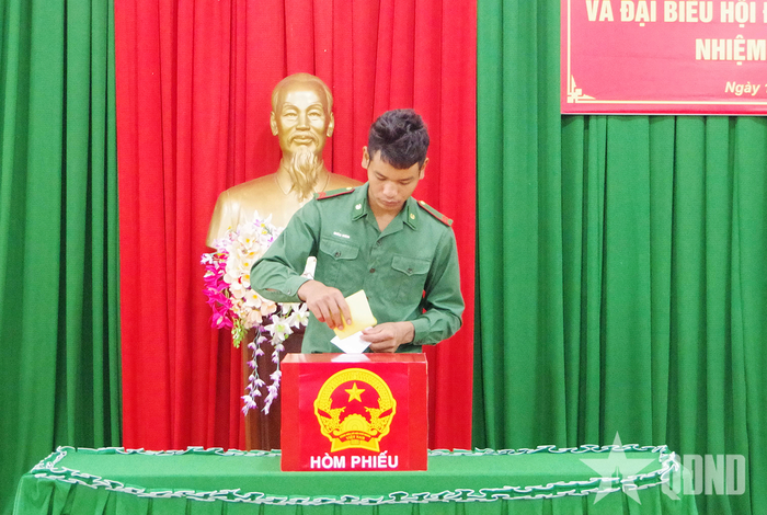 Chiến sĩ Điểu Viên, Đồn Biên phòng Đắk Ken tham gia bỏ phiếu sớm. 