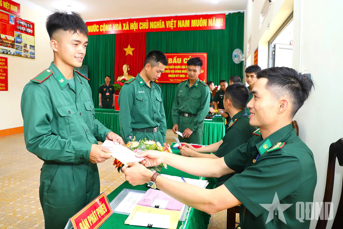  Chiến sĩ trẻ nơi biên cương Tổ quốc nhận phiếu thực hiện quyền công dân. 