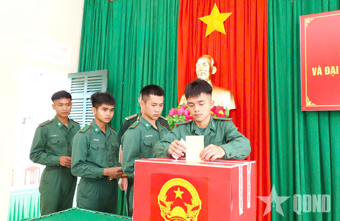 Các chiến sĩ Đồn Biên phòng Đắk M'Bai tham gia bỏ phiếu. 